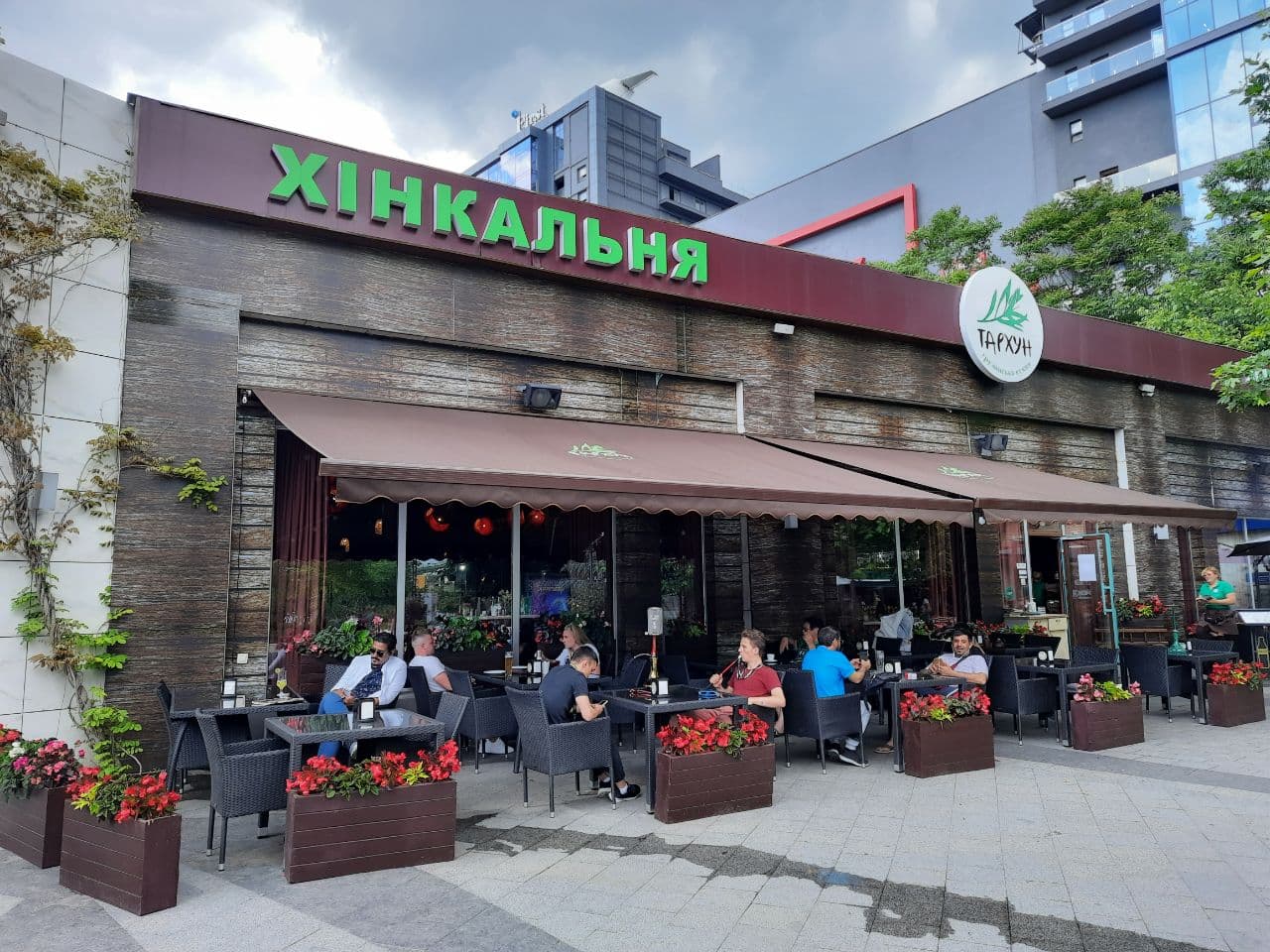 Заведения, которые летом 2021 года захватили тротуар в центре Одессы. Фото Марины Повертайло