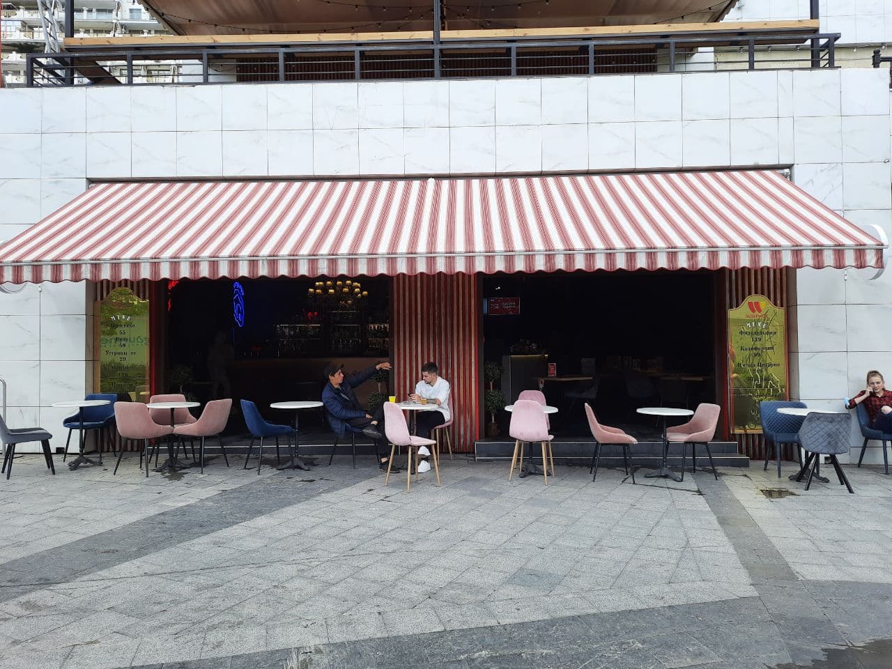 Заведения, которые летом 2021 года захватили тротуар в центре Одессы. Фото Марины Повертайло