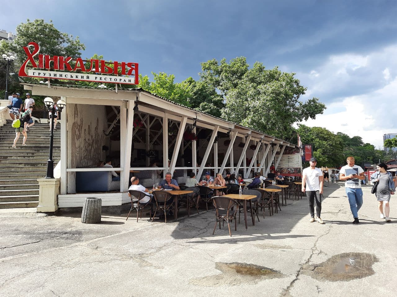 Заведения, которые летом 2021 года захватили тротуар в центре Одессы. Фото Марины Повертайло