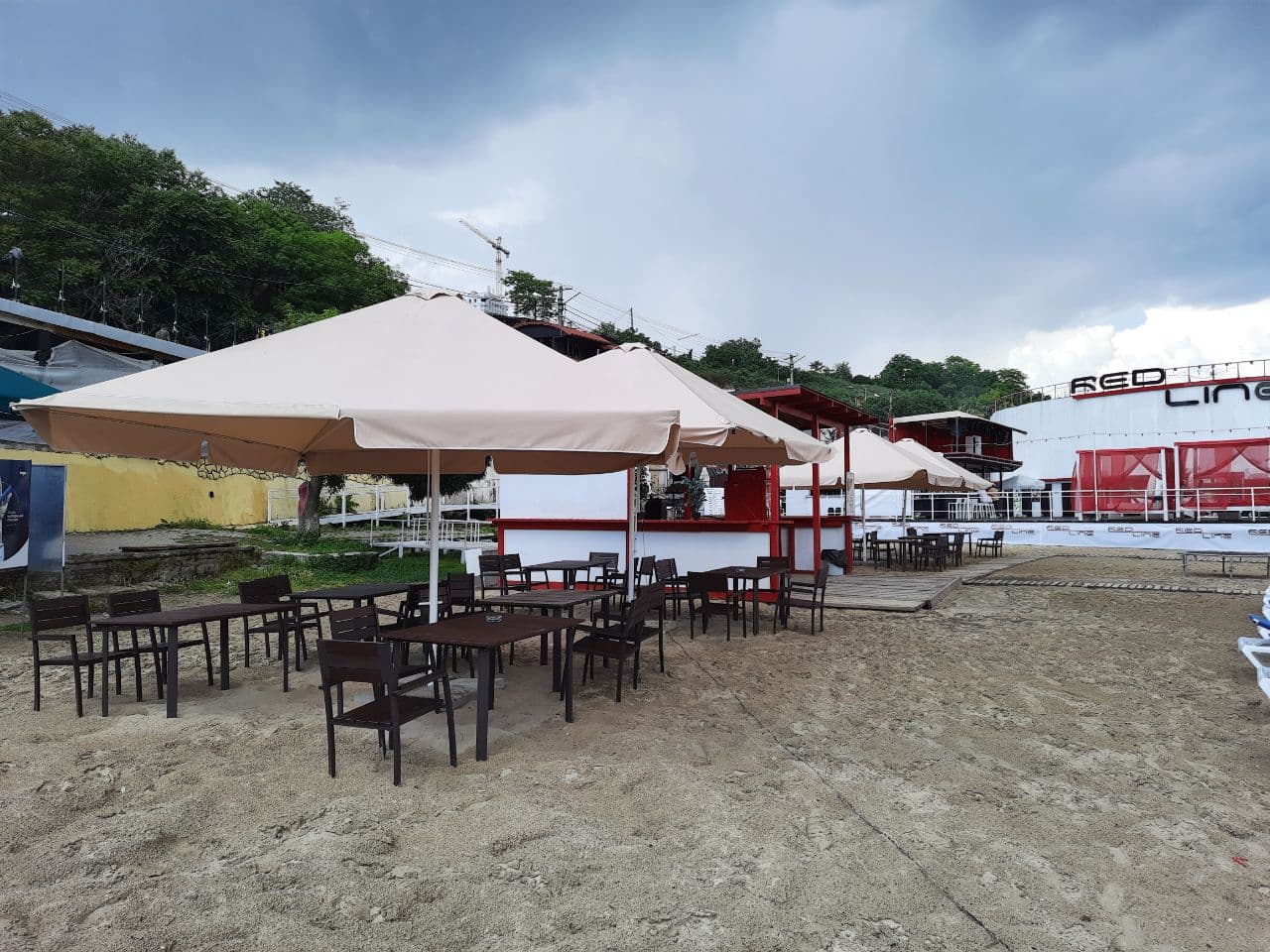 Заведения, которые летом 2021 года захватили тротуар в центре Одессы. Фото Марины Повертайло