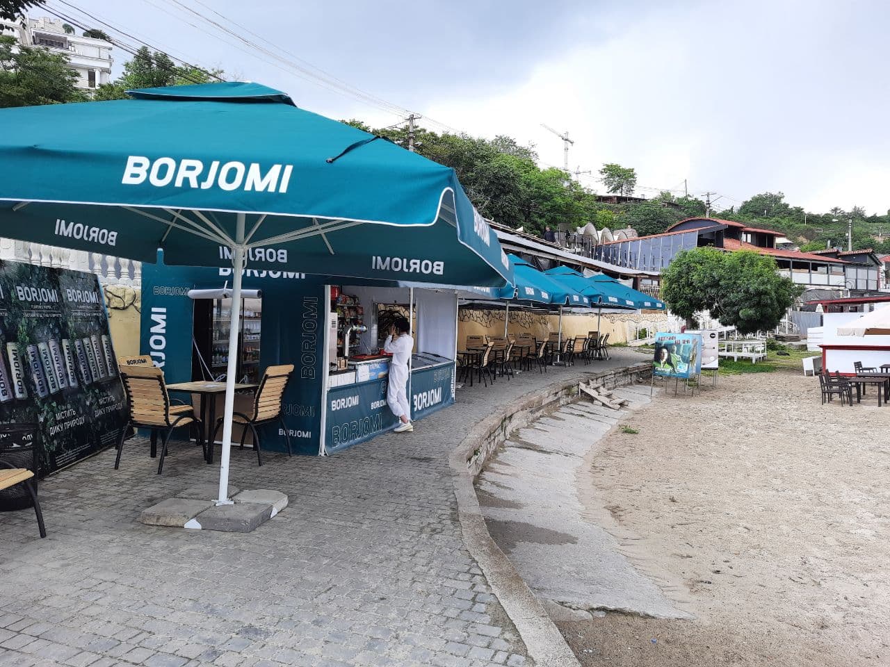 Заведения, которые летом 2021 года захватили тротуар в центре Одессы. Фото Марины Повертайло