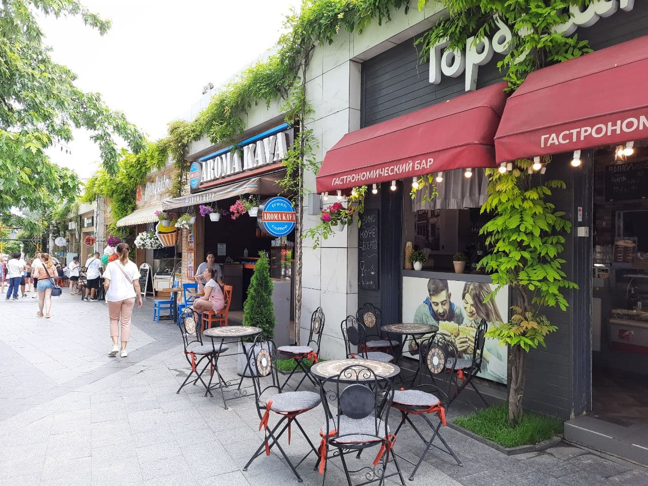 Заведения, которые летом 2021 года захватили тротуар в центре Одессы. Фото Марины Повертайло
