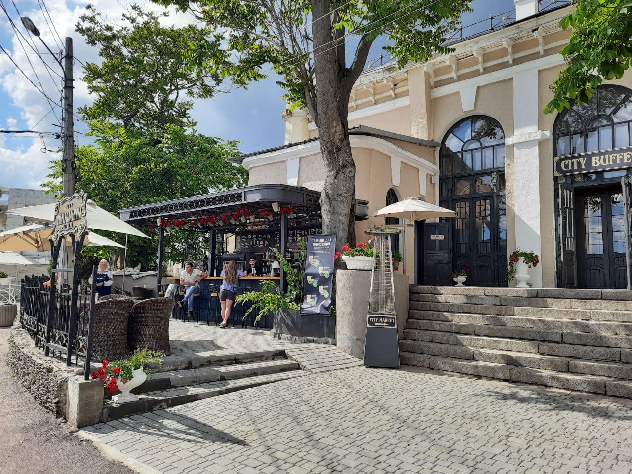 Заведения, которые летом 2021 года захватили тротуар в центре Одессы. Фото Марины Повертайло