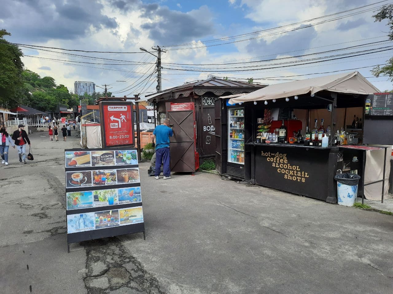 Заведения, которые летом 2021 года захватили тротуар в центре Одессы. Фото Марины Повертайло