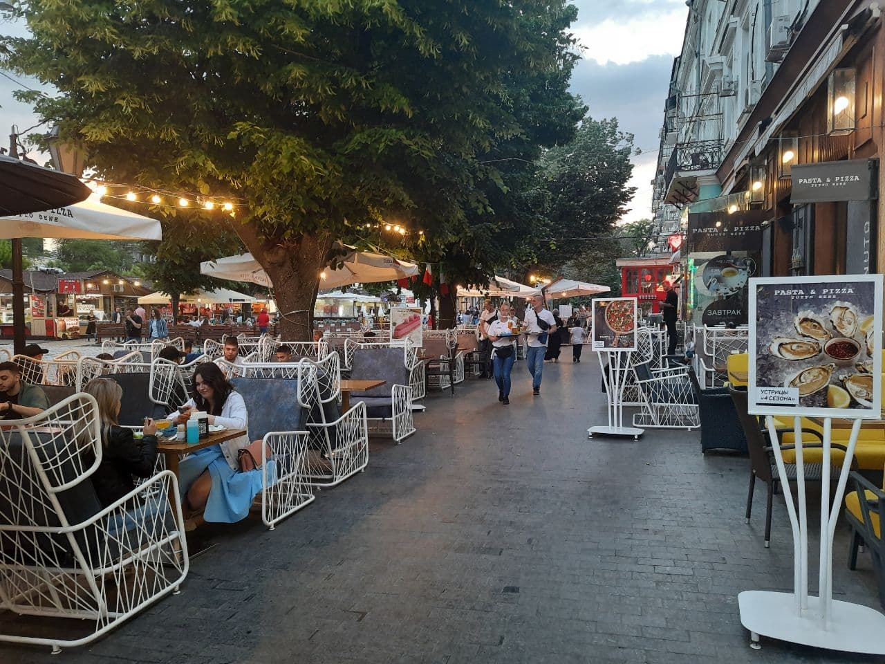 Заведения, которые летом 2021 года захватили тротуар в центре Одессы. Фото Марины Повертайло