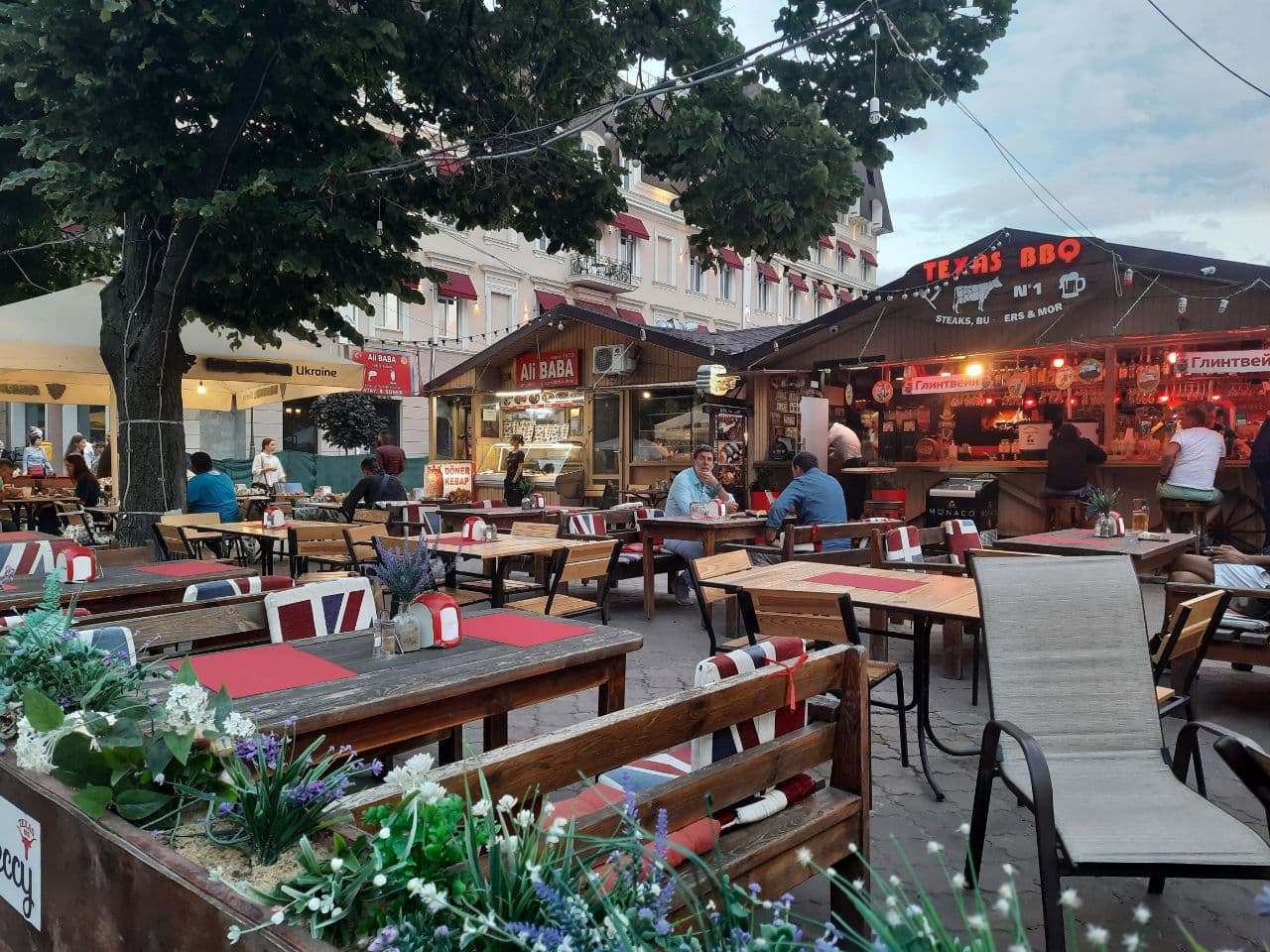 Заведения, которые летом 2021 года захватили тротуар в центре Одессы. Фото Марины Повертайло