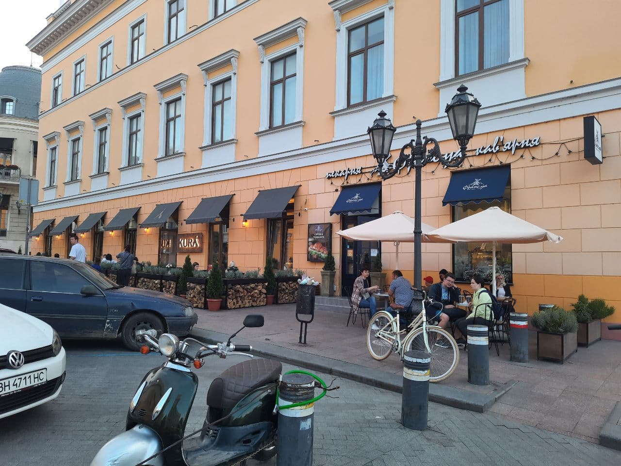 Заведения, которые летом 2021 года захватили тротуар в центре Одессы. Фото Марины Повертайло