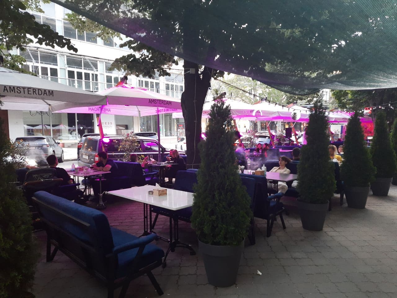 Заведения, которые летом 2021 года захватили тротуар в центре Одессы. Фото Марины Повертайло