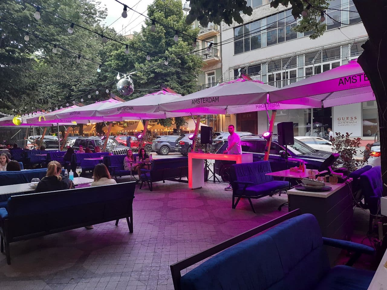 Заведения, которые летом 2021 года захватили тротуар в центре Одессы. Фото Марины Повертайло