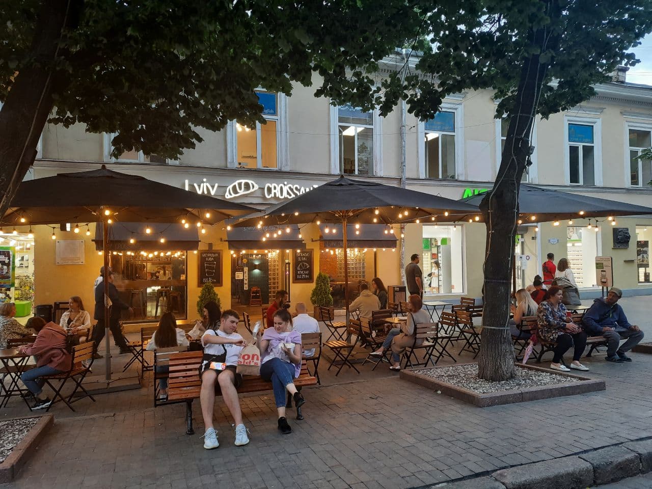 Заведения, которые летом 2021 года захватили тротуар в центре Одессы. Фото Марины Повертайло