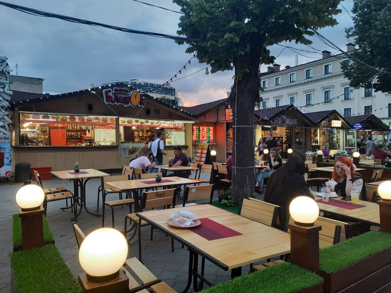 Заведения, которые летом 2021 года захватили тротуар в центре Одессы. Фото Марины Повертайло