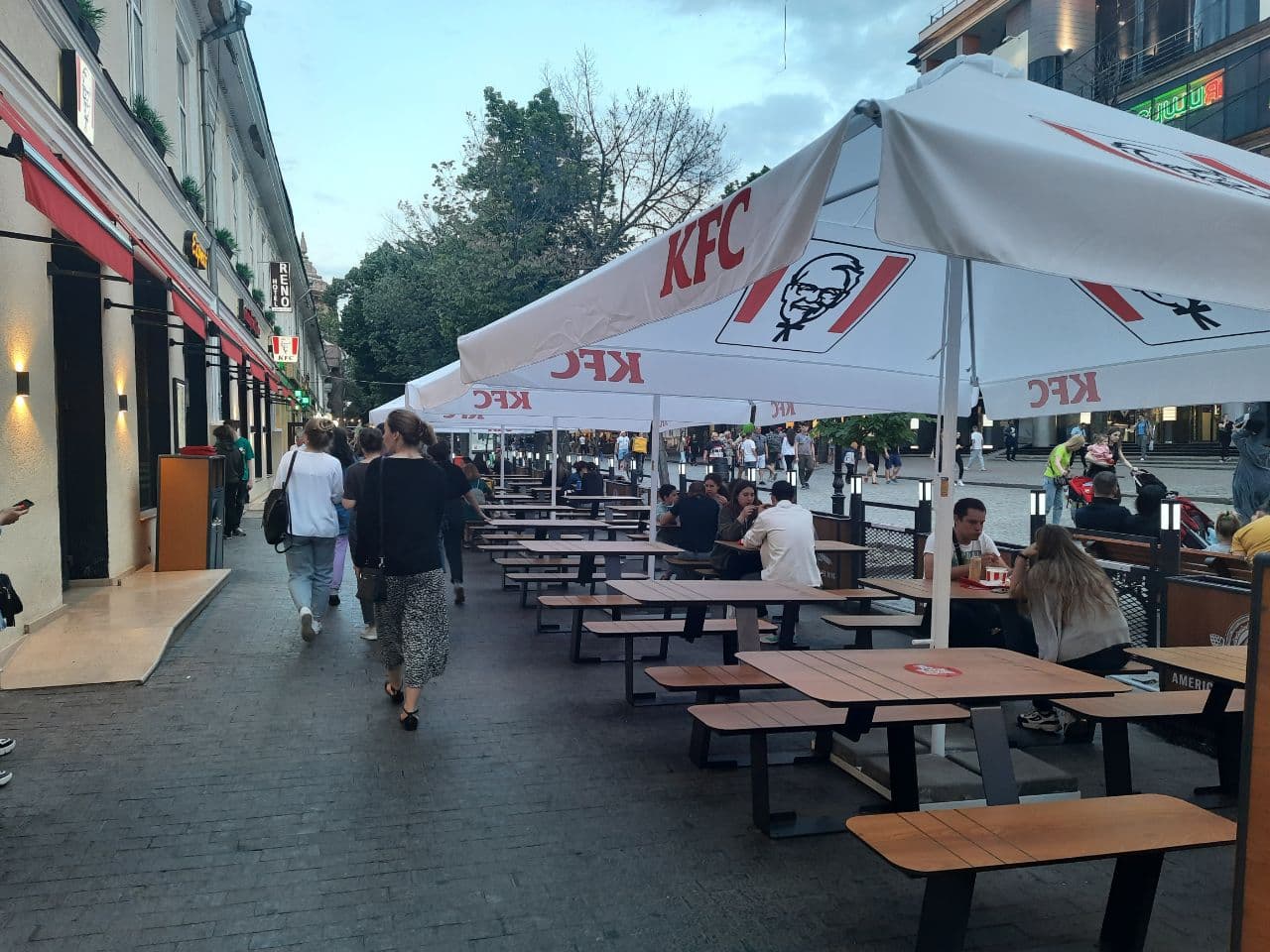 Заведения, которые летом 2021 года захватили тротуар в центре Одессы. Фото Марины Повертайло