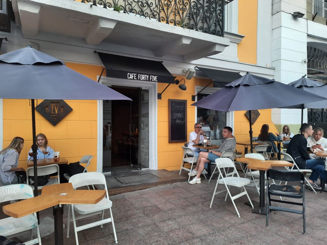 Заведения, которые летом 2021 года захватили тротуар в центре Одессы. Фото Марины Повертайло