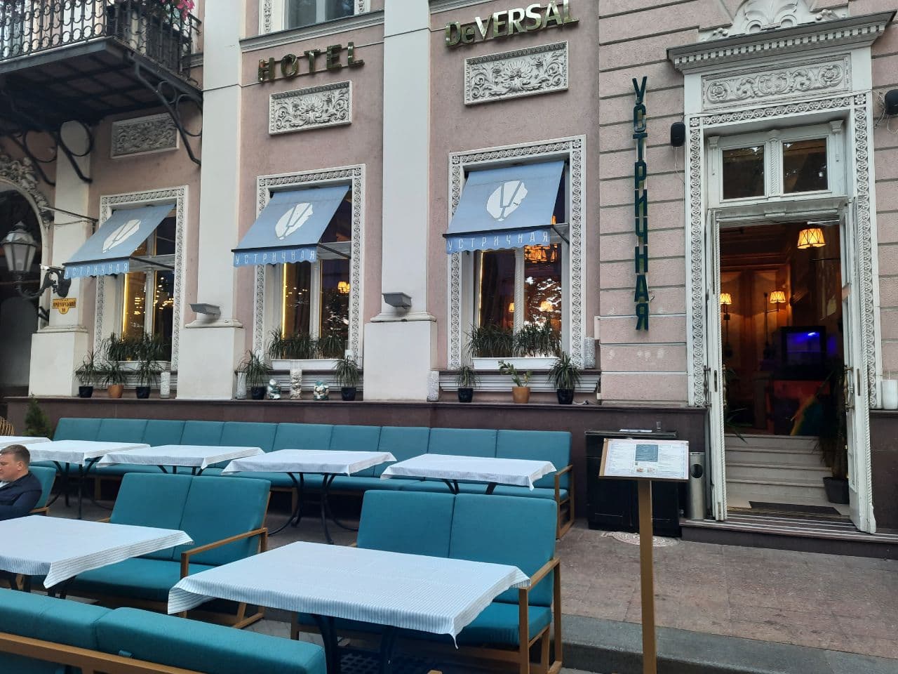 Заведения, которые летом 2021 года захватили тротуар в центре Одессы. Фото Марины Повертайло