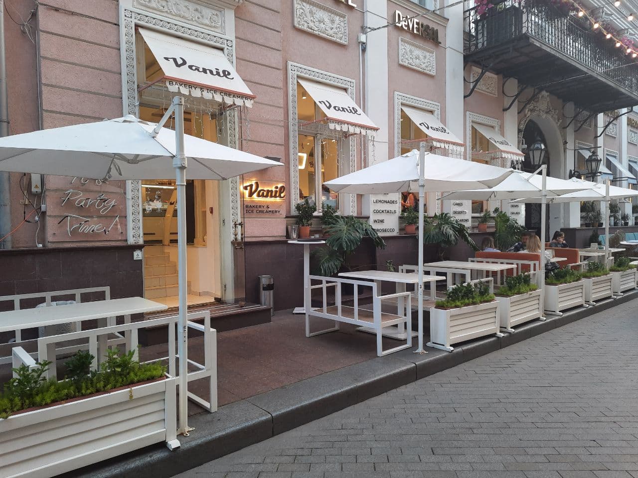 Заведения, которые летом 2021 года захватили тротуар в центре Одессы. Фото Марины Повертайло