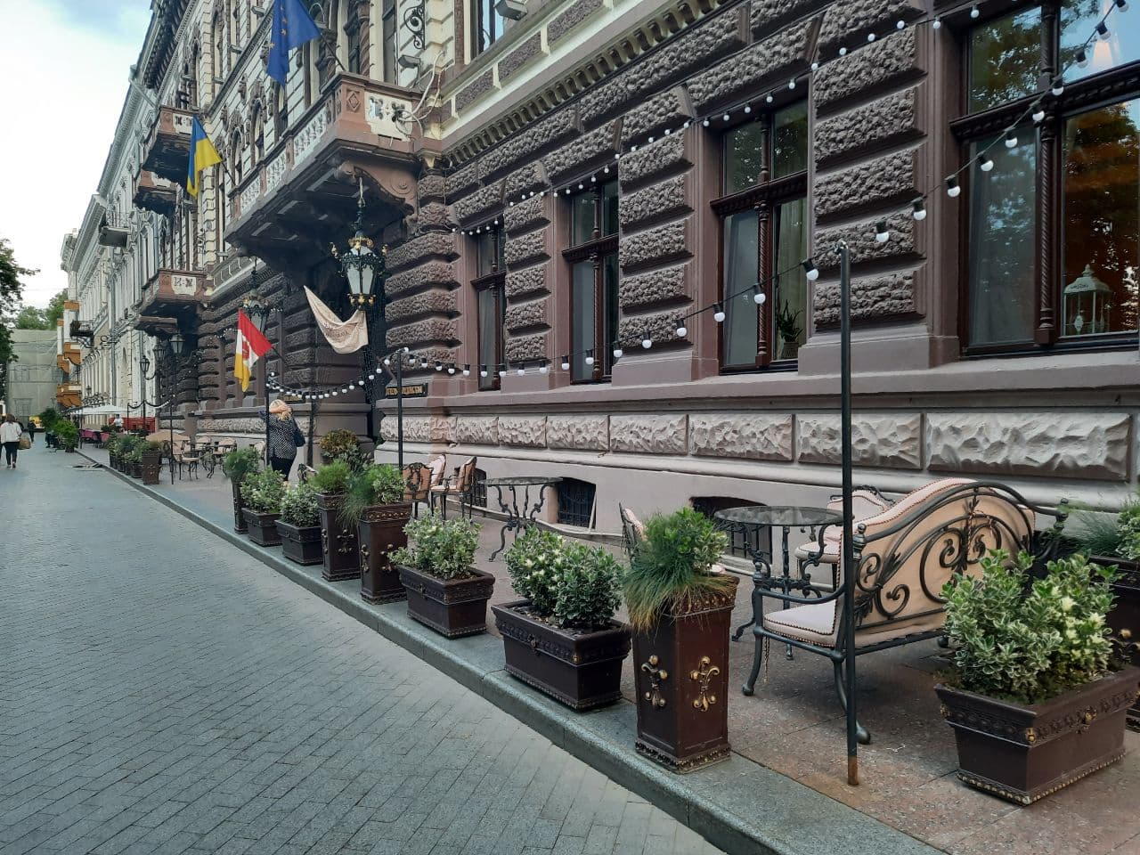 Заведения, которые летом 2021 года захватили тротуар в центре Одессы. Фото Марины Повертайло