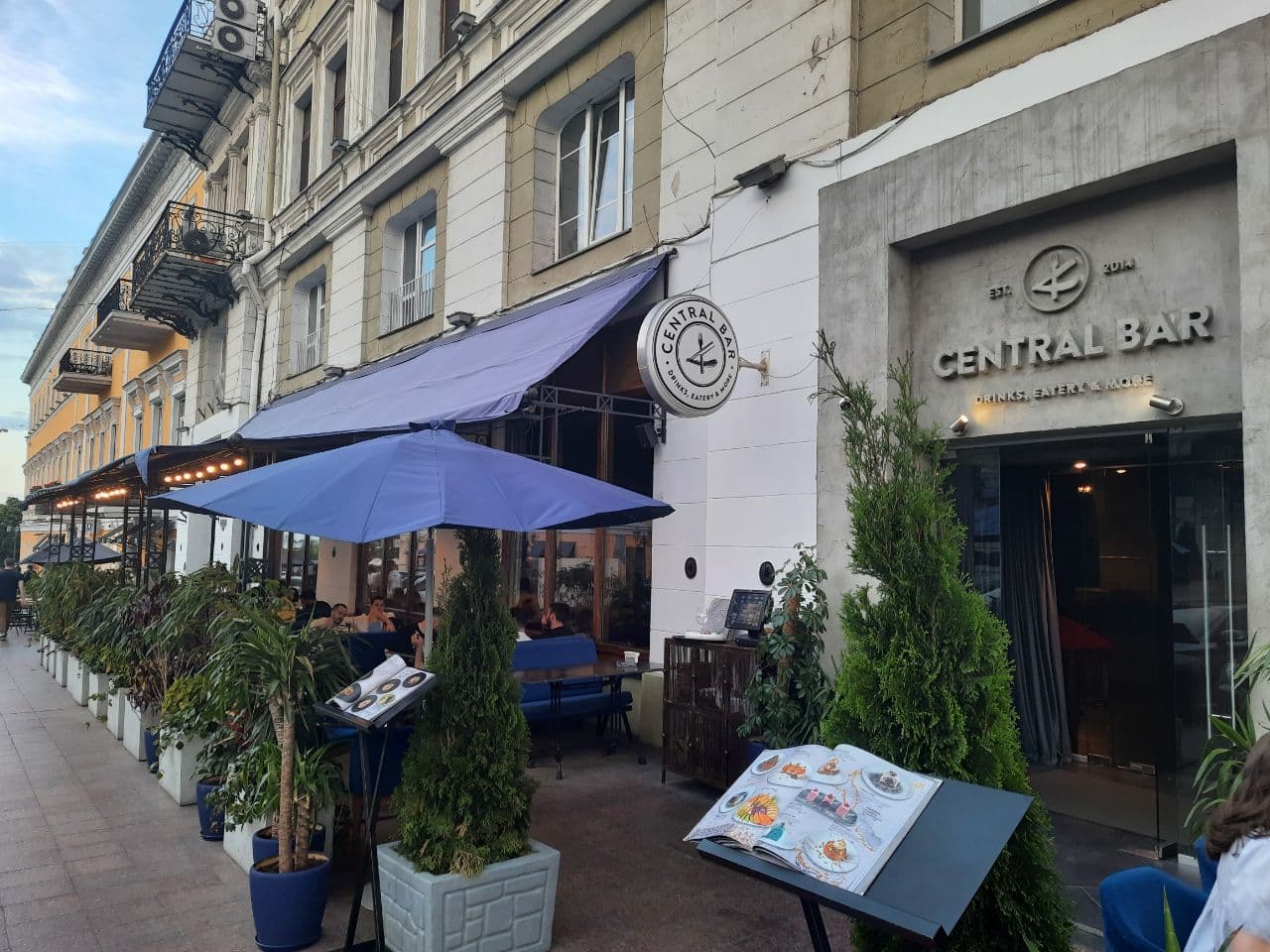 Заведения, которые летом 2021 года захватили тротуар в центре Одессы. Фото Марины Повертайло