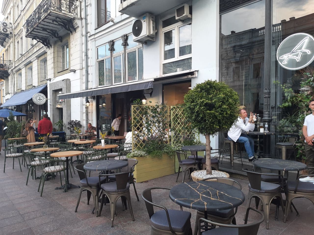 Заведения, которые летом 2021 года захватили тротуар в центре Одессы. Фото Марины Повертайло