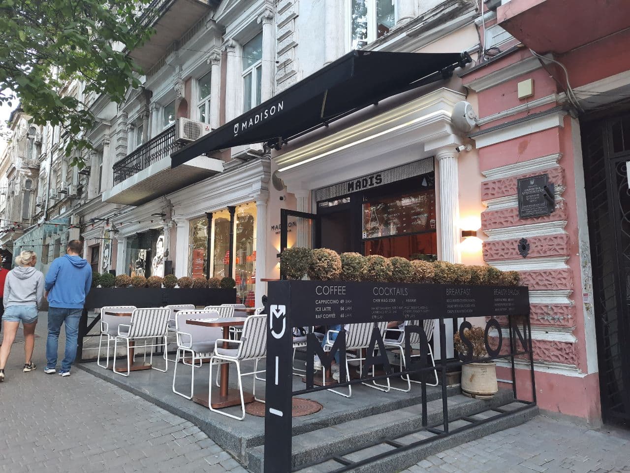 Заведения, которые летом 2021 года захватили тротуар в центре Одессы. Фото Марины Повертайло