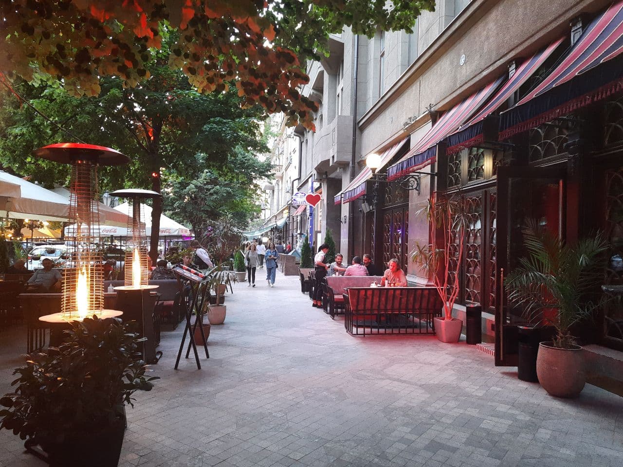 Заведения, которые летом 2021 года захватили тротуар в центре Одессы. Фото Марины Повертайло