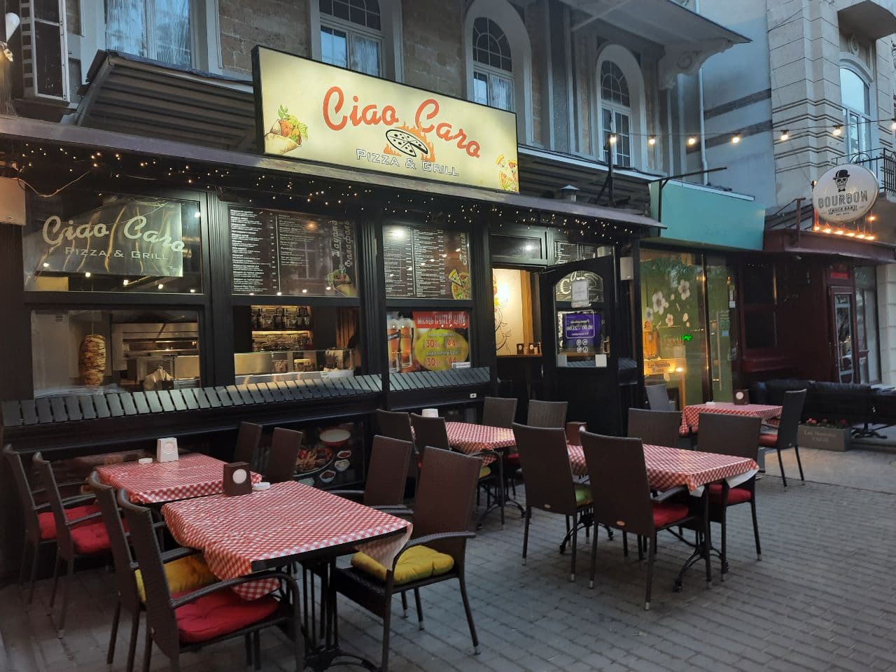 Заведения, которые летом 2021 года захватили тротуар в центре Одессы. Фото Марины Повертайло