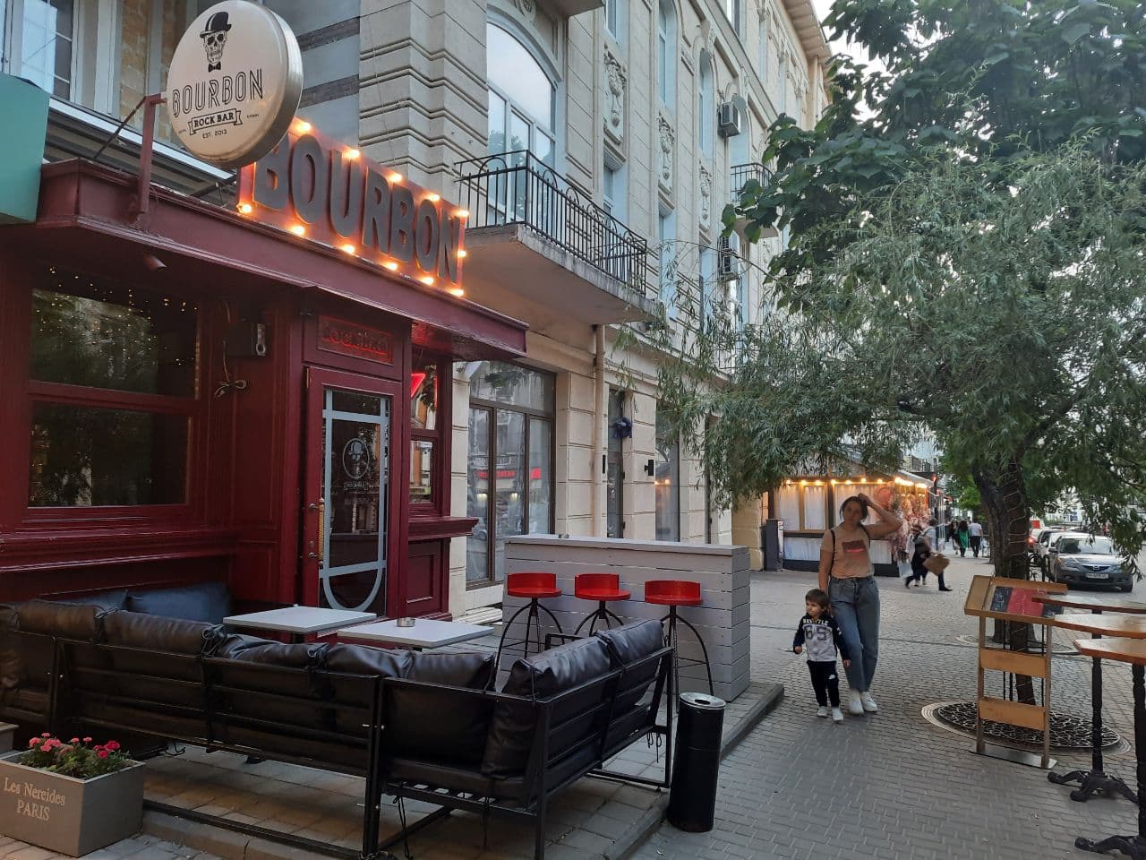 Заведения, которые летом 2021 года захватили тротуар в центре Одессы. Фото Марины Повертайло