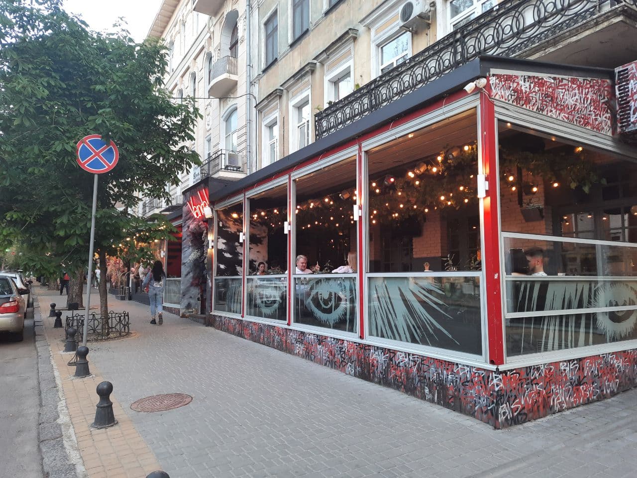 Заведения, которые летом 2021 года захватили тротуар в центре Одессы. Фото Марины Повертайло