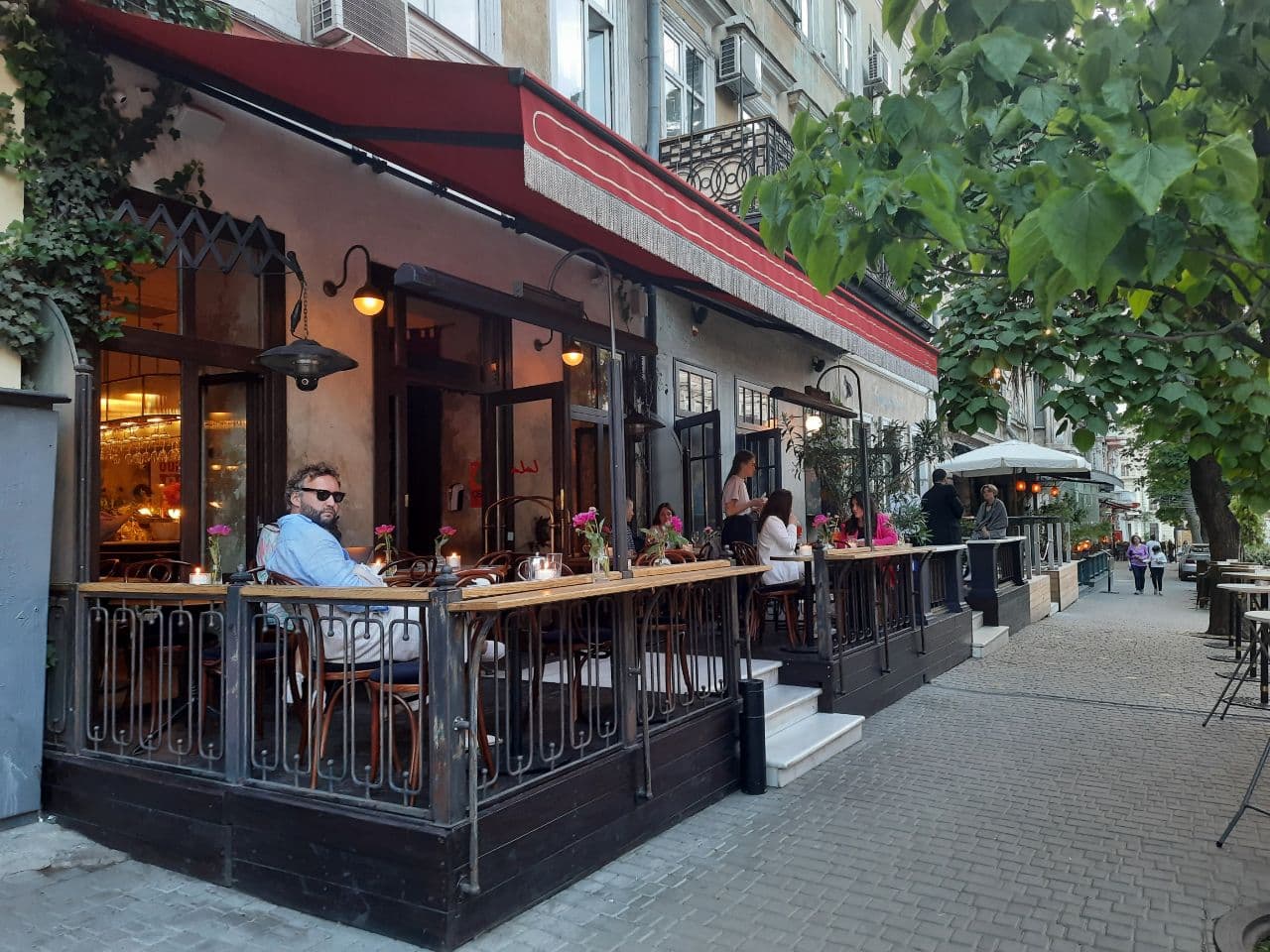 Заведения, которые летом 2021 года захватили тротуар в центре Одессы. Фото Марины Повертайло