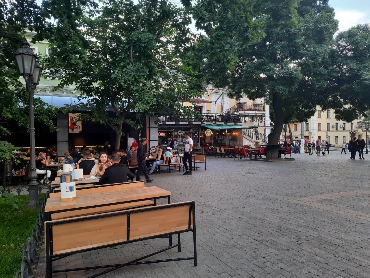 Заведения, которые летом 2021 года захватили тротуар в центре Одессы. Фото Марины Повертайло