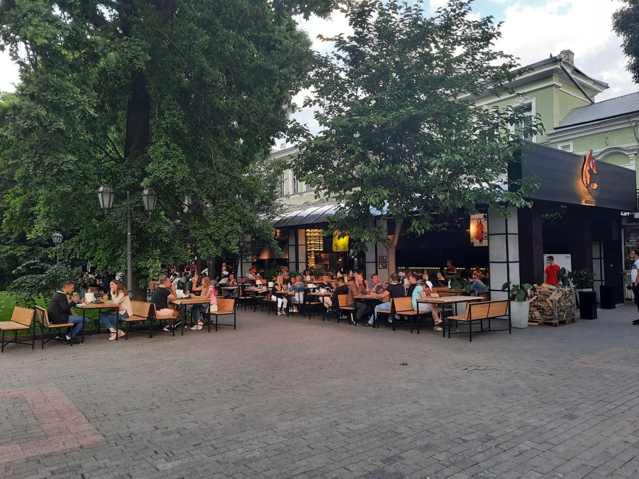 Заведения, которые летом 2021 года захватили тротуар в центре Одессы. Фото Марины Повертайло