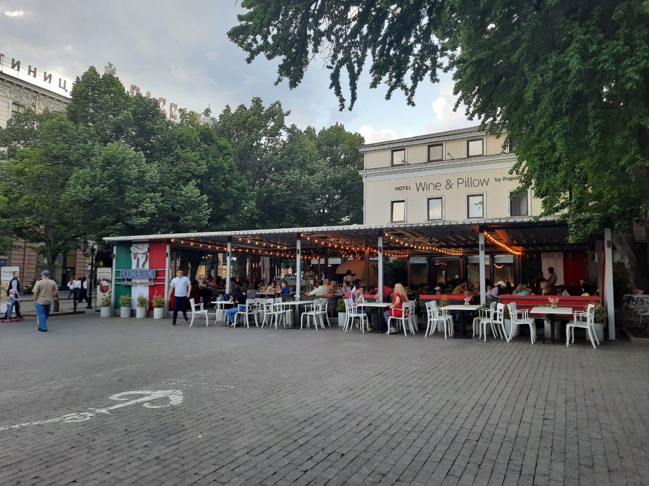 Заведения, которые летом 2021 года захватили тротуар в центре Одессы. Фото Марины Повертайло