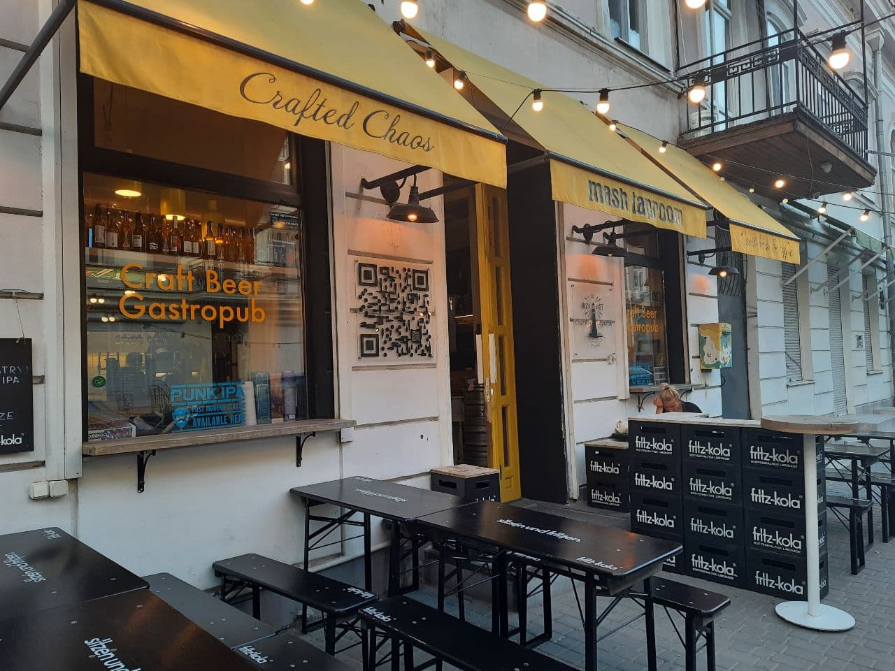 Заведения, которые летом 2021 года захватили тротуар в центре Одессы. Фото Марины Повертайло