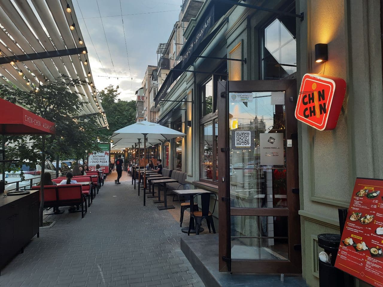 Заведения, которые летом 2021 года захватили тротуар в центре Одессы. Фото Марины Повертайло