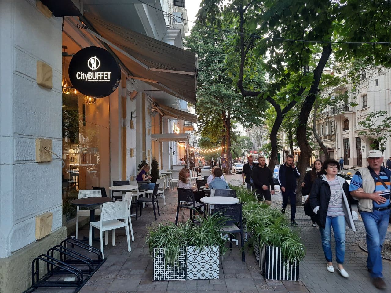 Заведения, которые летом 2021 года захватили тротуар в центре Одессы. Фото Марины Повертайло