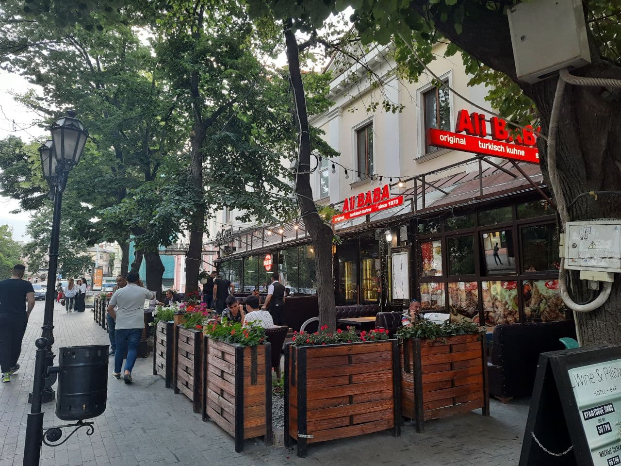 Заведения, которые летом 2021 года захватили тротуар в центре Одессы. Фото Марины Повертайло