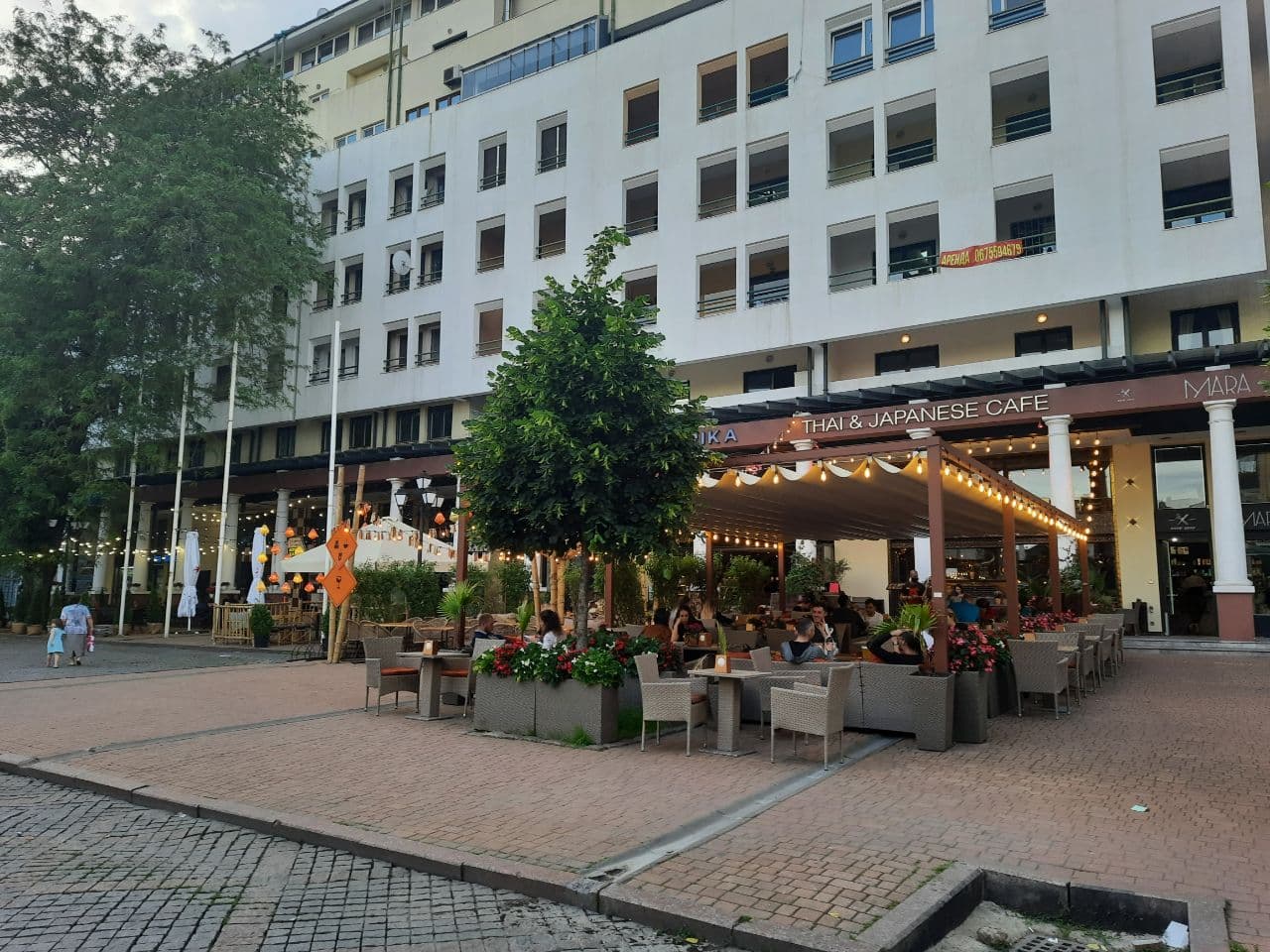 Заведения, которые летом 2021 года захватили тротуар в центре Одессы. Фото Марины Повертайло