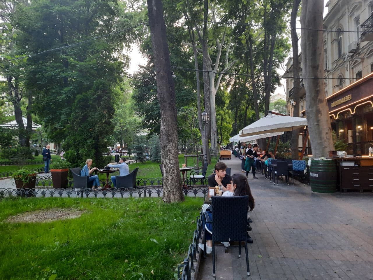 Заведения, которые летом 2021 года захватили тротуар в центре Одессы. Фото Марины Повертайло