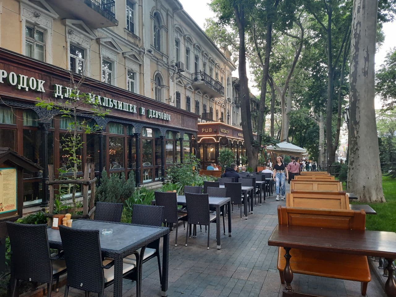 Заведения, которые летом 2021 года захватили тротуар в центре Одессы. Фото Марины Повертайло