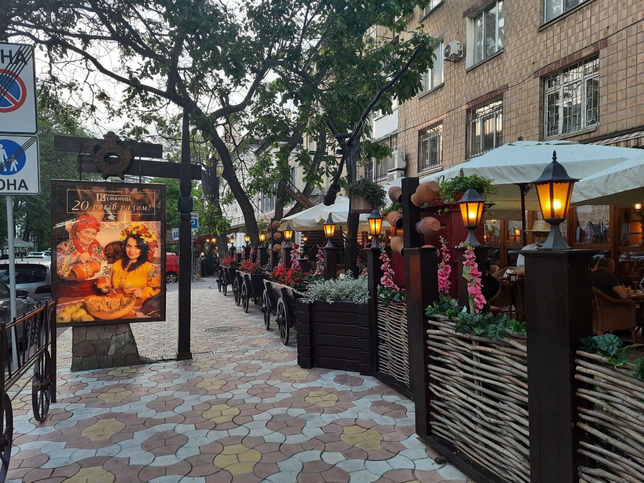 Заведения, которые летом 2021 года захватили тротуар в центре Одессы. Фото Марины Повертайло