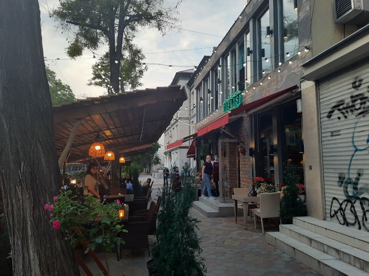 Заведения, которые летом 2021 года захватили тротуар в центре Одессы. Фото Марины Повертайло