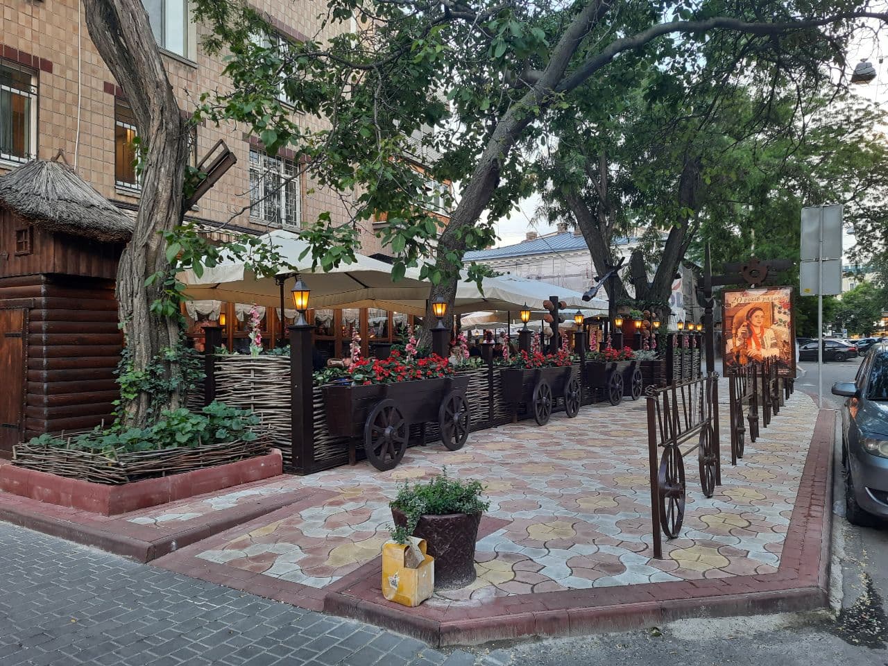 Заведения, которые летом 2021 года захватили тротуар в центре Одессы. Фото Марины Повертайло