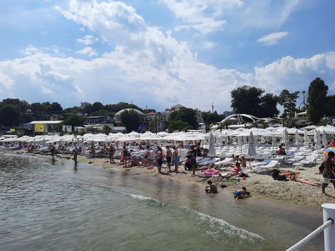 Территория пляжа Ibiza. Фото Марины Повертайло