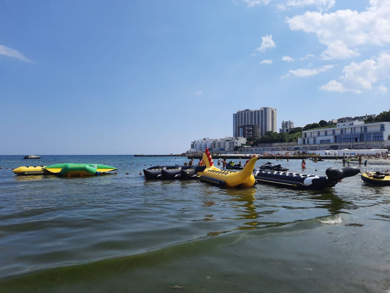 Пляжные клубы, рестораны и аквапарк: чем заняться в одесской Аркадии. Фото Марины Повертайло