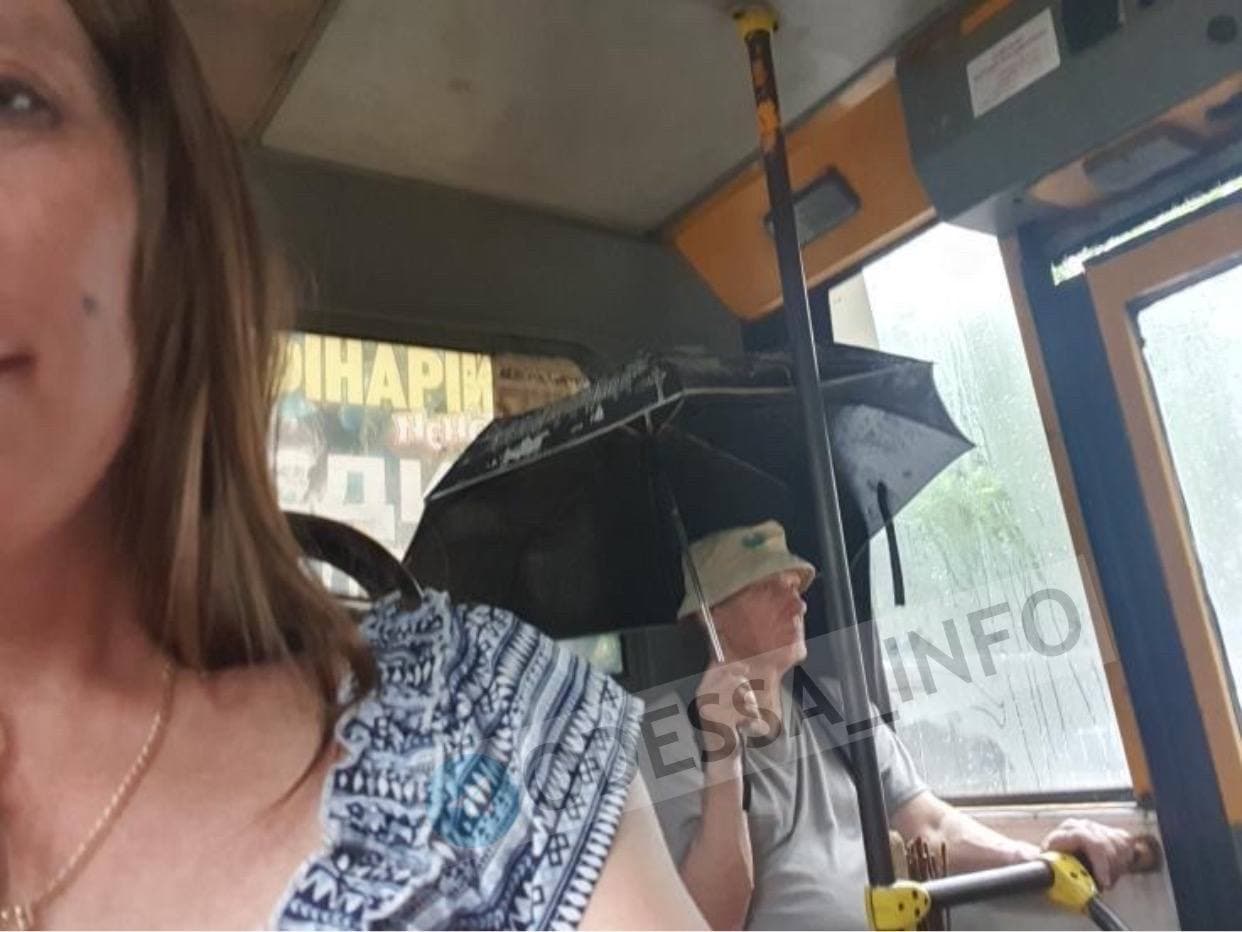 В Одессе мужчина ехал в маршрутке с раскрытым зонтом. Фото: телеграм-канал Одесса Info