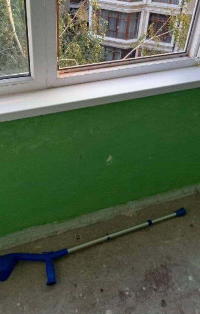 На 7-й станции Большого Фонтана из окна шестого этажа выбросилась пожилая женщина. Фото: телеграм-канал "Новости Одесса"