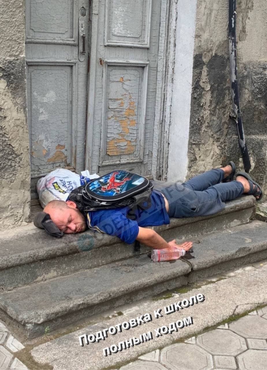 Спящий "школьник" возле Привоза в Одессе. Фото: телеграм-канал Одесса Info