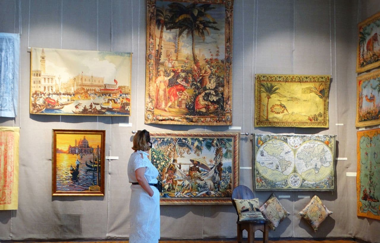 Выставка гобеленов "Из небытия в бесконечность". Фото: priboi.news