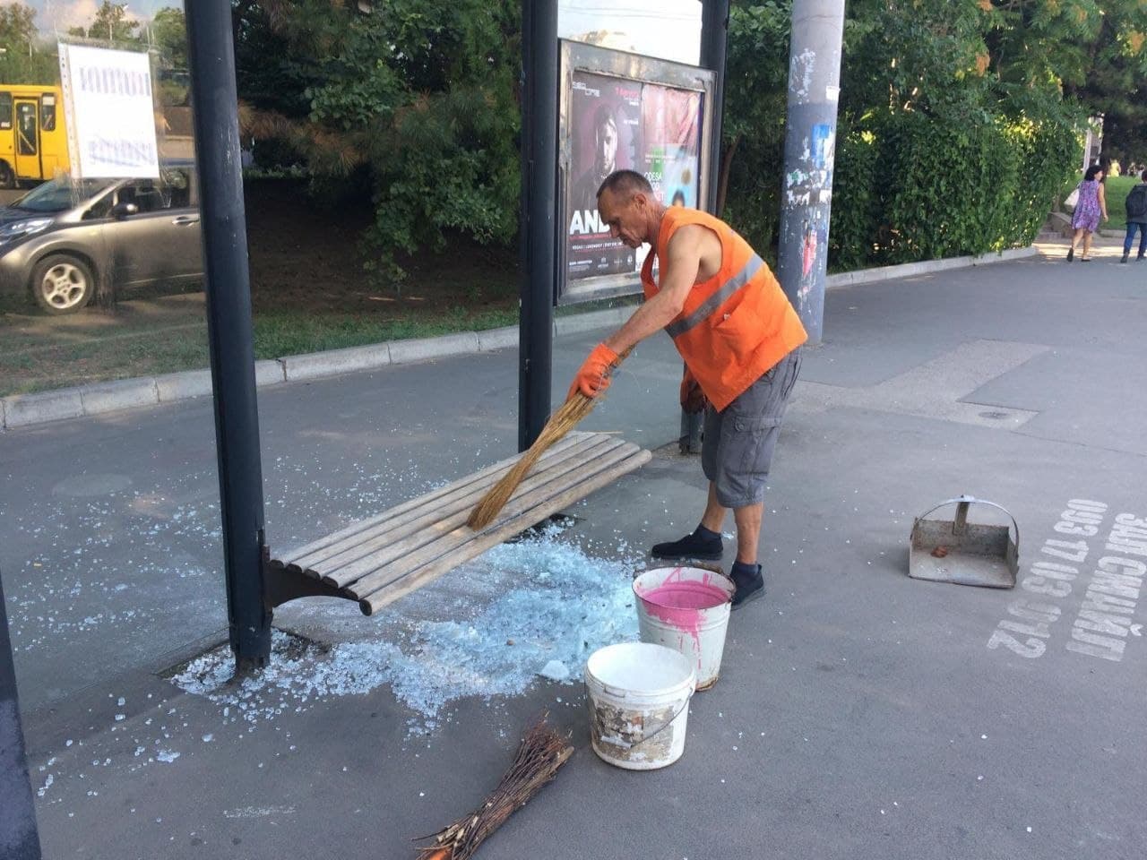 11 августа в Одессе неизвестные вандалы разбили стекло на остановке. Фото: департамент городского хозяйства