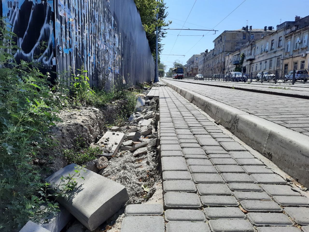 Год после капитального ремонта: в Одессе начал разрушаться спуск Маринеско. Фото Марины Повертайло
