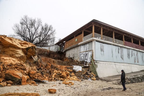 Обрушение скалы возле кафе "Крым" в Аркадии. Фото: Александр Гиманов